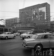 Listopad, 1968, Warszawa, Polska.
Propagandowe dekoracje na V Zjazd Polskiej Zjednoczonej Partii Robotniczej. Na pierwszym planie samochody warszawa na skrzyżowaniu ulic Marszałkowskiej z Alejami Jerozolimskimi, w tle Rotunda i budynek z wywieszonymi plakatami i hasłem: 