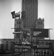 Listopad, 1968, Warszawa, Polska.
Propagandowe dekoracje na V Zjazd Polskiej  Zjednoczonej Partii Robotniczej. Na pierwszym planie dekoracja przed Pałacem Kultury i Nauki z hasłami: 