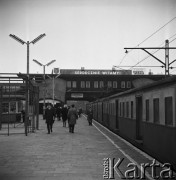 Listopad, 1968, Warszawa, Polska.
Propagandowe dekoracje wywieszone na Dworcu Centralnym z okazji V Zjazdu Polskiej Zjednoczonej Partii Robotniczej. Na pierwszym planie pociąg stojący na torze, w tle budynek dworca z wywieszonym hasłem: 