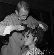 Listopad 1968, Warszawa, Polska.
Stołeczny konkurs fryzjerski spółdzielczości pracy, fryzjer układający włosy modelce.
Fot. Jarosław Tarań, zbiory Ośrodka KARTA