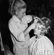 Listopad 1968, Warszawa, Polska.
Stołeczny konkurs fryzjerski spółdzielczości pracy, fryzjerka układa włosy modelce.
Fot. Jarosław Tarań, zbiory Ośrodka KARTA