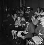 Listopad 1968, Warszawa, Polska.
Stołeczny konkurs fryzjerski spółdzielczości pracy, widownia przyglądająca się konkursowi.
Fot. Jarosław Tarań, zbiory Ośrodka KARTA