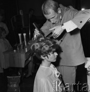 Listopad 1968, Warszawa, Polska.
Stołeczny konkurs fryzjerski spółdzielczości pracy, fryzjer układa włosy modelce.
Fot. Jarosław Tarań, zbiory Ośrodka KARTA