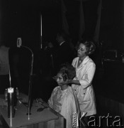 Listopad 1968, Warszawa, Polska.
Stołeczny konkurs fryzjerski spółdzielczości pracy, fryzjerka ogląda w lustrze ułożone włosy modelki.
Fot. Jarosław Tarań, zbiory Ośrodka KARTA