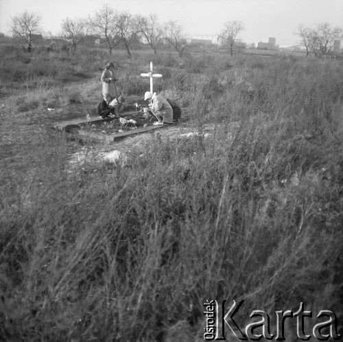 Październik 1963, Warszawa, Polska.
Samotna mogiła w okolicy Włoch.
Fot. Jarosław Tarań, zbiory Ośrodka KARTA [63-137]

