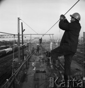 30.10.1968, Lublin, Polska. 
Elektyfikacja linii kolejowej Warszawa, Polska.-Lublin, robotnicy pracujący przy przewodach trakcyjnych.
Fot. Jarosław Tarań, zbiory Ośrodka KARTA
