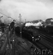 30.10.1968, Lublin, Polska. 
Elektyfikacja linii kolejowej Warszawa, Polska.-Lublin, robotnicy, obok przejeżdża pociąg.
Fot. Jarosław Tarań, zbiory Ośrodka KARTA
