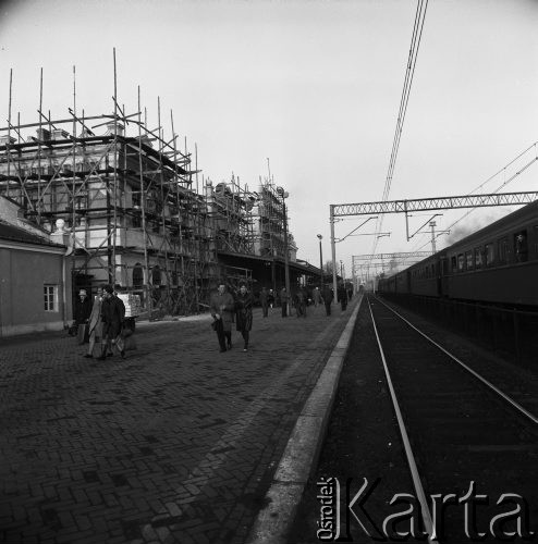 30.10.1968, Lublin, Polska. 
Elektyfikacja linii kolejowej Warszawa, Polska.-Lublin, rusztowania na budynku dworca kolejowego.
Fot. Jarosław Tarań, zbiory Ośrodka KARTA

