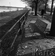 Październik 1968, Warszawa, Polska. 
Jesień. Kobieta idąca alejką nad Wisłą.
Fot. Jarosław Tarań, zbiory Ośrodka KARTA
