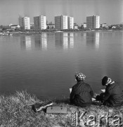 Październik 1968, Warszawa, Polska. 
Jesień. Chłopcy siedzący nad Wisłą, w tle osiedle mieszkaniowe. 
Fot. Jarosław Tarań, zbiory Ośrodka KARTA
