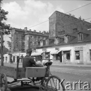 12.07.1963, Warszawa, Polska. 
Rikszarz czekający na klientów na ul. Ząbkowskiej.
Fot. Jarosław Tarań, zbiory Ośrodka KARTA [63-61]
