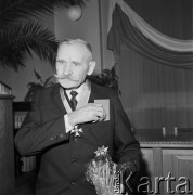 Październik 1968, Polska. 
Uroczystość odznaczenia Oderem Odrodzenia Polski obywatela Pietrzaka.
Fot. Jarosław Tarań, zbiory Ośrodka KARTA