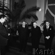 Październik 1968, Polska. 
Uroczystość odznaczenia Oderem Odrodzenia Polski obywatela Pietrzaka (stoi w środku).
Fot. Jarosław Tarań, zbiory Ośrodka KARTA