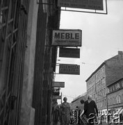 12.07.1963, Warszawa, Polska.
Reklamy punktów usługowych nad chodnikiem jednej z praskich ulic.
Fot. Jarosław Tarań, zbiory Ośrodka KARTA [63-61]

