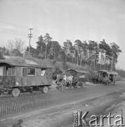 20.03.1963, Polska.
Tabor cygański na drodze.
Fot. Jarosław Tarań, zbiory Ośrodka KARTA [63-71]

