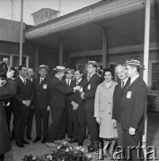 Wrzesień 1968, Warszawa, Polska.
Wyjazd polskich ciężarowców na Letnie Igrzyska Olimpijskie w Meksyku. Ekipa wróciła z nich z pięcioma medalami - jednym złotym (Waldemara Baszanowskiego) i czterema brązowymi (Henryka Trębickiego, Mariana Zielińskiego, Norberta Ozimka, Marka Gołębia). 
Pożegnanie na lotnisku.
Fot. Jarosław Tarań, zbiory Ośrodka KARTA