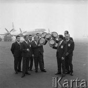 Wrzesień 1968, Warszawa, Polska.
Wyjazd polskich ciężarowców na Letnie Igrzyska Olimpijskie w Meksyku. Ekipa wróciła z nich z pięcioma medalami - jednym złotym (Waldemara Baszanowskiego) i czterema brązowymi (Henryka Trębickiego, Mariana Zielińskiego, Norberta Ozimka, Marka Gołębia). 
Ostatnie chwile przed odlotem.
Fot. Jarosław Tarań, zbiory Ośrodka KARTA