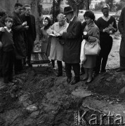 18.09.1968, Warszawa, Polska.
Ekshumacja powstańczego grobu żołnierza AK - Kompanii Harceskiej Batalionu 