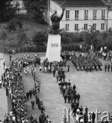 01.09.1968, Warszawa, Polska.
Apel poległych. Składanie wieńców pod Pomnikiem Nike na placu Teatralnym.
Fot. Jarosław Tarań, zbiory Ośrodka KARTA