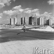 16.08.1968, Warszawa, Polska.
Żoliborz. Chłopiec na rowerze na tle budującego się osiedla.
Fot. Jarosław Tarań, zbiory Ośrodka KARTA