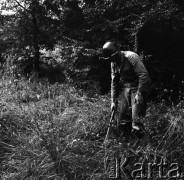 Wrzesień 1968, Warszawa, Polska.
Forty Twierdzy Warszawa na Mokotowie. Rozminowywanie. Żołnierz z wykrywaczem metali. 
Fot. Jarosław Tarań, zbiory Ośrodka KARTA