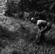 Wrzesień 1968, Warszawa, Polska.
Forty Twierdzy Warszawa na Mokotowie. Rozminowywanie. Żołnierz wykopujący z ziemi niewypał.
Fot. Jarosław Tarań, zbiory Ośrodka KARTA