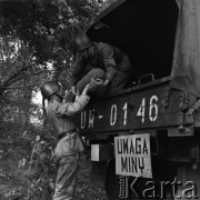 Wrzesień 1968, Warszawa, Polska.
Forty Twierdzy Warszawa na Mokotowie. Rozminowywanie. Żołnierze ładujący na ciężarówkę pocisk-niewypał. 
Fot. Jarosław Tarań, zbiory Ośrodka KARTA