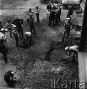 Wrzesień 1968, Warszawa, Polska.
Saperzy z Warszawskiej Grupy Rozminowania poszukują tureckich skarbów na terenie Alei Ujazdowskich 37.
Fot. Jarosław Tarań, zbiory Ośrodka KARTA