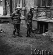 Wrzesień 1968, Warszawa, Polska.
Saperzy z Warszawskiej Grupy Rozminowania poszukują tureckich skarbów na terenie Alei Ujazdowskich 37. Dwóch żołnierzy, jeden z wykrywaczem metalu.
Fot. Jarosław Tarań, zbiory Ośrodka KARTA