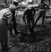 Wrzesień 1968, Warszawa, Polska.
Saperzy z Warszawskiej Grupy Rozminowania poszukują tureckich skarbów na terenie Alei Ujazdowskich 37. W wykopanym dole żołnierz z wykrywaczem metalu.
Fot. Jarosław Tarań, zbiory Ośrodka KARTA