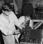 Wrzesień 1968, Warszawa, Polska.
Zakład Optyczny, pracownicy sprawdzający lornetki.
Fot. Jarosław Tarań, zbiory Ośrodka KARTA
