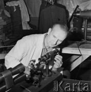 Wrzesień 1968, Warszawa, Polska.
Pracownik Zakładów Optycznych.
Fot. Jarosław Tarań, zbiory Ośrodka KARTA