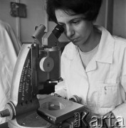 Wrzesień 1968, Warszawa, Polska.
Zakład Optyczny Warszawa, pracownica przy mikroskopie.
Fot. Jarosław Tarań, zbiory Ośrodka KARTA