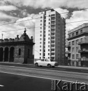 30.08.1968, Warszawa, Polska.
Samochód Warszawa przejeżdzający przez most Poniatowskiego.
Fot. Jarosław Tarań, zbiory Ośrodka KARTA