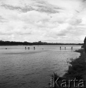 30.07.1968, Polska.
Wisła - pejzaż. Mężczyźni i chłopcy na mierzei łowią ryby w rzece.
Fot. Jarosław Tarań, zbiory Ośrodka KARTA