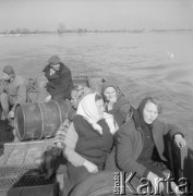28.03.1963, okolice Maciejowic, Polska.
Mieszkańcy wsi ewakuowani na amfibii w czasie powodzi.
Fot. Jarosław Tarań, zbiory Ośrodka KARTA [63-132]