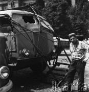 06.07.1968, Warszawa, Polska.
Kraksa na ulicy Świerczewskiego. Pantograf spadł z tramwaju na ciężarówkę.
Fot. Jarosław Tarań, zbiory Ośrodka KARTA