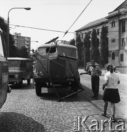 06.07.1968, Warszawa, Polska.
Kraksa na ulicy Świerczewskiego. Pantograf spadł z tramwaju na ciężarówkę.
Fot. Jarosław Tarań, zbiory Ośrodka KARTA
