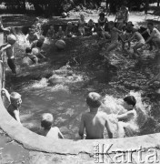 05.07.1968, Polska.
Lato w mieście - akcja Głównego Komitetu Kultury Fizycznej i Turystyki. Dzieci pluskające się w małym basenie.  
Fot. Jarosław Tarań, zbiory Ośrodka KARTA