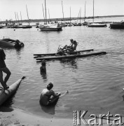 05.07.1968, Polska.
Lato w mieście - akcja Głównego Komitetu Kultury Fizycznej i Turystyki. Chłopcy na rowerze wodnym. W tle motorówka i żaglówki. 
Fot. Jarosław Tarań, zbiory Ośrodka KARTA