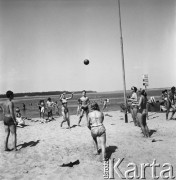 05.07.1968, Polska.
Lato w mieście - akcja Głównego Komitetu Kultury Fizycznej i Turystyki. Młodzież grająca w piłkę nad wodą.    
Fot. Jarosław Tarań, zbiory Ośrodka KARTA