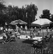 05.07.1968, Polska.
Lato w mieście - akcja Głównego Komitetu Kultury Fizycznej i Turystyki. Rodziny opalające się na trawniku przy basenie.
Fot. Jarosław Tarań, zbiory Ośrodka KARTA