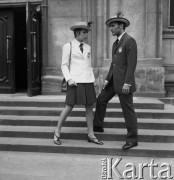 03.07.1968, Warszawa, Polska.
Moda olimpijska. Modelka i model prezentują ubrania członków polskiej ekipy na Letnie Igrzyska Olimpijskie w Meksyku.
Fot. Jarosław Tarań, zbiory Ośrodka KARTA