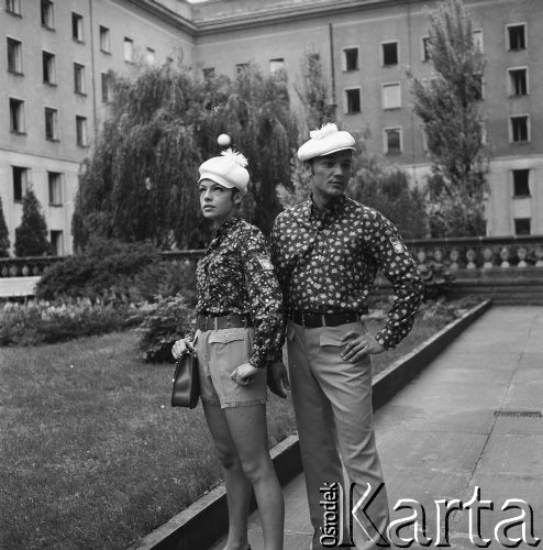 03.07.1968, Warszawa, Polska.
Moda olimpijska. Modelka i model prezentują ubrania członków polskiej ekipy na Letnie Igrzyska Olimpijskie w Meksyku.
Fot. Jarosław Tarań, zbiory Ośrodka KARTA