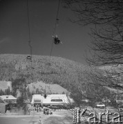 27.01.1963, Szczyrk, Polska.
Narciarze na wyciągu.
Fot. Jarosław Tarań, zbiory Ośrodka KARTA [63-54]

