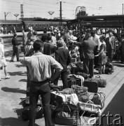 02.07.1968, Warszawa, Polska.
Dworzec Wschodni. Wyjazd na wakacje. Urlopowicze oczekujący na pociąg.
Fot. Jarosław Tarań, zbiory Ośrodka KARTA