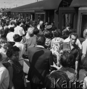 02.07.1968, Warszawa, Polska.
Dworzec Wschodni. Wyjazd na wakacje. Tłum urlopowiczów próbujących dostać się do pociągu. 
Fot. Jarosław Tarań, zbiory Ośrodka KARTA