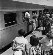 02.07.1968, Warszawa, Polska.
Dworzec Wschodni. Wyjazd na wakacje. Przez okno do pociągu wchodzi dziewczynka.
Fot. Jarosław Tarań, zbiory Ośrodka KARTA