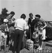 02.07.1968, Warszawa, Polska.
Przed Dworcem Wschodnim. Wyjazd na wakacje. Grupka urlopowiczów z bagażami.
Fot. Jarosław Tarań, zbiory Ośrodka KARTA