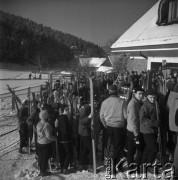 27.01.1963, Szczyrk, Polska.
Kolejka przed wyciągiem narciarskim.
Fot. Jarosław Tarań, zbiory Ośrodka KARTA [63-54]

